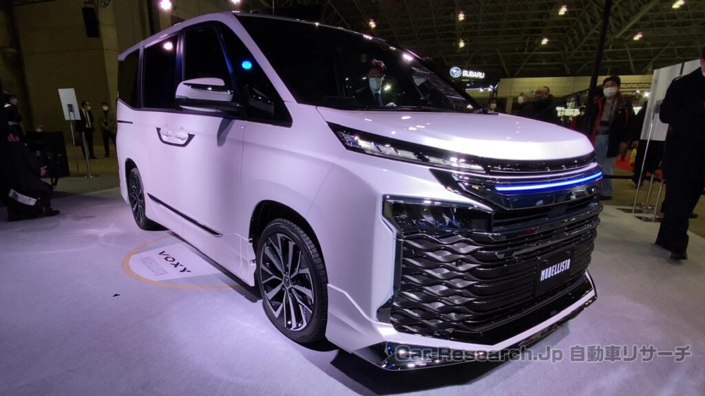 新型【ヴォクシー/ノア】マイナーチェンジいつ？2026年春の予想、台湾生産開始で供給改善と特別仕様車 煌とW×Bの設定に期待、フェイスリフト、12.3インチフル液晶メーター採用まだ？【トヨタ最新情報】前回一部改良は2025年9月、価格表(HEV S-Z 2WD)NOAH 392万9200円/VOXY 399万9600円など、エアロ無しG/Zグレード廃止、標準装備化で値上げ