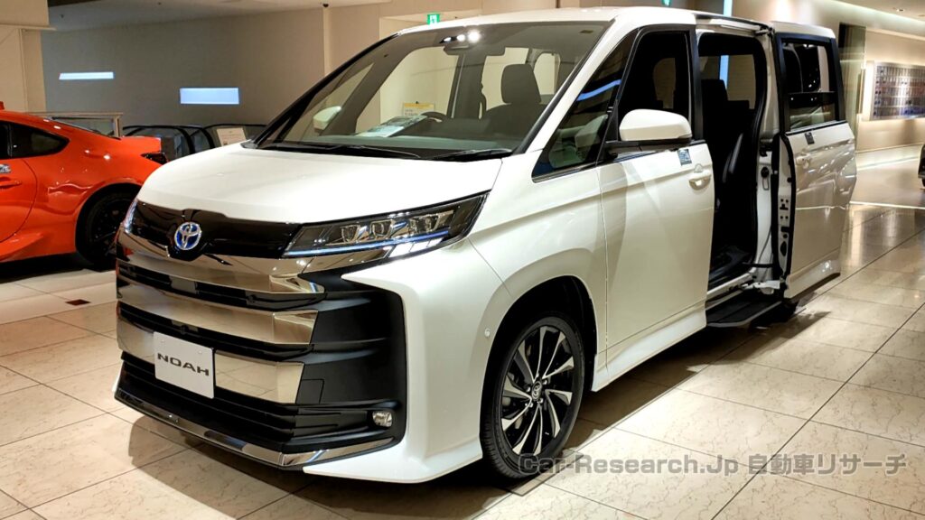 新型【ヴォクシー/ノア】特別仕様車いつ？2026年台湾生産開始で供給改善に期待【トヨタ最新情報】マイナーチェンジいつ？2025年9月に一部改良実施、価格表(HEV S-Z 2WD)NOAH 392万9200円/VOXY 399万9600円など、エアロ無しG/Zグレード廃止、標準装備化で値上げ、スパイショット目撃も特別仕様車の煌とW×Bの設定無し、12.3インチフル液晶メーター採用せず