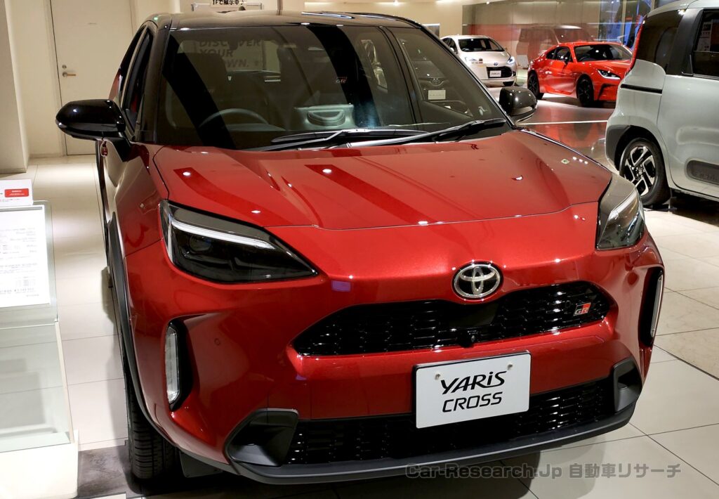 新型【ヤリスクロス】マイナーチェンジいつ？2026年2月20日に一部改良の正式発表へ、受注受付再開もすぐに受注停止の販売店も、台数が少なすぎ【トヨタ最新情報】発売日 2026年3月、GR SPORT 2026年8月見込み