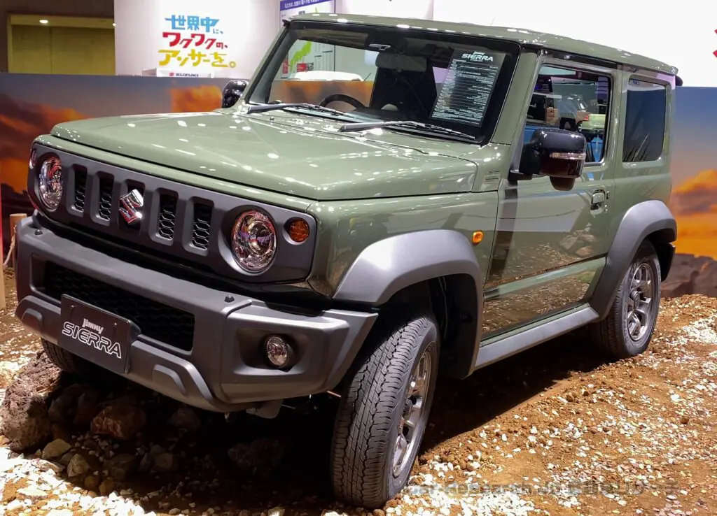 新型【ジムニー 6型】マイナーチェンジいつ？2027年期待【スズキ最新情報】5型一部仕様変更2025年11月4日に発売、デュアルセンサーブレーキサポートⅡ採用で法規対応、値上げで4AT/5MT同額に、アダプティブクルーズコントロール導入、4ATは全車速追従