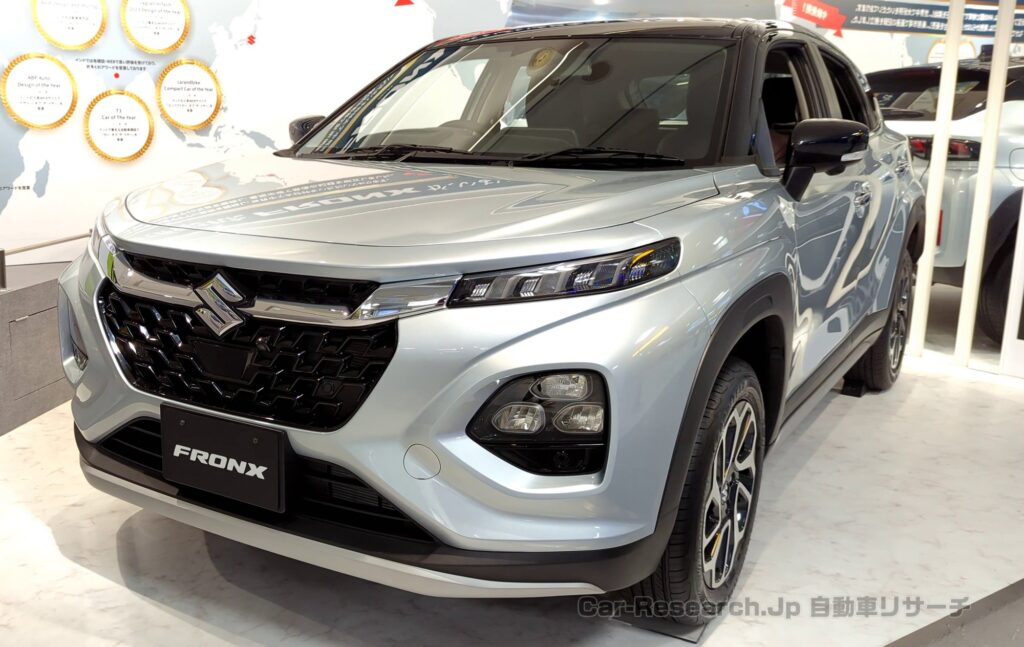 新型【フロンクス】車中泊は身長184cmまで、荷室ラゲッジ実測【スズキ最新情報】ほぼ全部入り標準装備ワングレード、FF約254万円、4WD約274万円、全6MT、MTなし、1.5Lハイブリッド、後部座席シートアレンジ、ボディカラーリスト、納期4～9か月