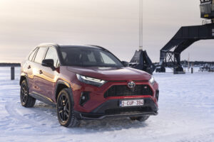 2023-rav4-plug-in-hybrid-gr-sport-static-002