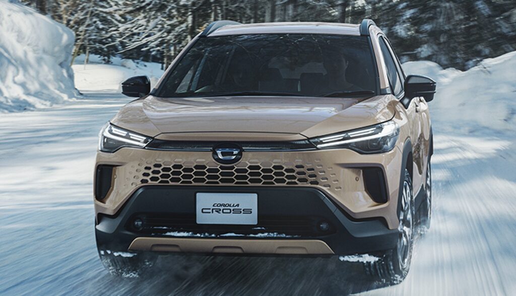 新型【カローラクロス】マイナーチェンジいつ？2025年5月23日一部改良、シームレスグリル採用のフェイスリフトで後期型、Cマーク継続、追加のGR SPORTはトヨタCIエンブレムと10速シーケンシャル 2.0L HEVで差別化、ガソリン車廃止【最新情報】新価格2,760,000円から、GとSグレード2WDは値上げ無し、E-Fourは5万円値上げ、Zグレード装備充実化で大幅値上げ