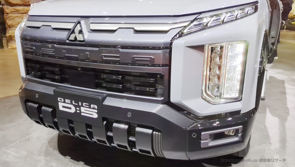 新型【デリカD:5】ビッグマイナーチェンジ、ディーラー展示車両が続々と刷新、2025年10月30日先行予約開始、発売日は東京オートサロン2026初日か【三菱最新情報】D:6へフルモデルチェンジいつ？2028年頃予想、D:X コンセプトが北米向け計画と中期経営計画 Challenge2025に登場