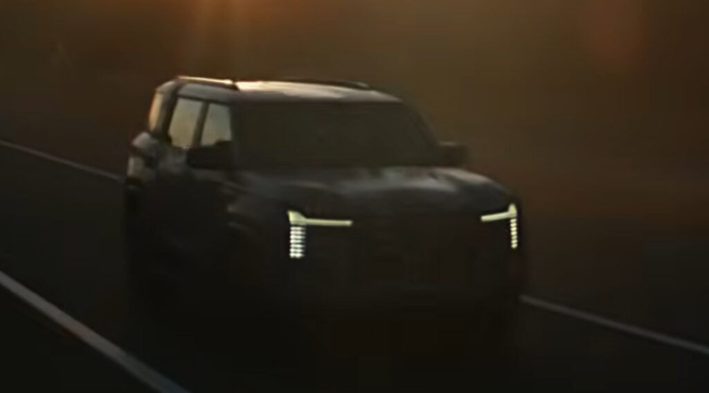 新型【パジェロ復活】フルモデルチェンジ日本発売いつ？2026年12月と報道、元旦にティザー公開、東京オートサロンでワールドプレミア期待、Tシェイプランプ最新デザイン採用のSUVテストカーのスパイショット画像リーク【三菱自動車最新情報】トライトン顔の次期パジェロスポーツとは別車種