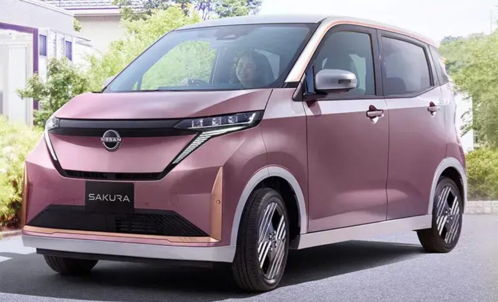 軽EV【サクラ】マイナーチェンジを発表、リーフ顔に刷新し販売期間延長【最新情報】フルモデルチェンジいつ？2028年度稼働予定だった次期型向け新LFPバッテリー工場の建設中止、リン酸鉄リチウムイオン電池で低価格化し日産九州での生産計画は白紙？