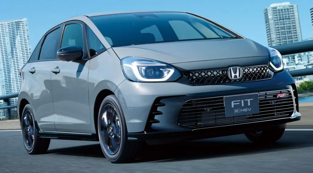 新型【フィット】フルモデルチェンジは2029年頃まで遅れる予想、フィット5まだ？次世代e:HEVはVEZELが先行か【ホンダ最新情報】マイナーチェンジ2026年7月、現行4代目販売期間延長