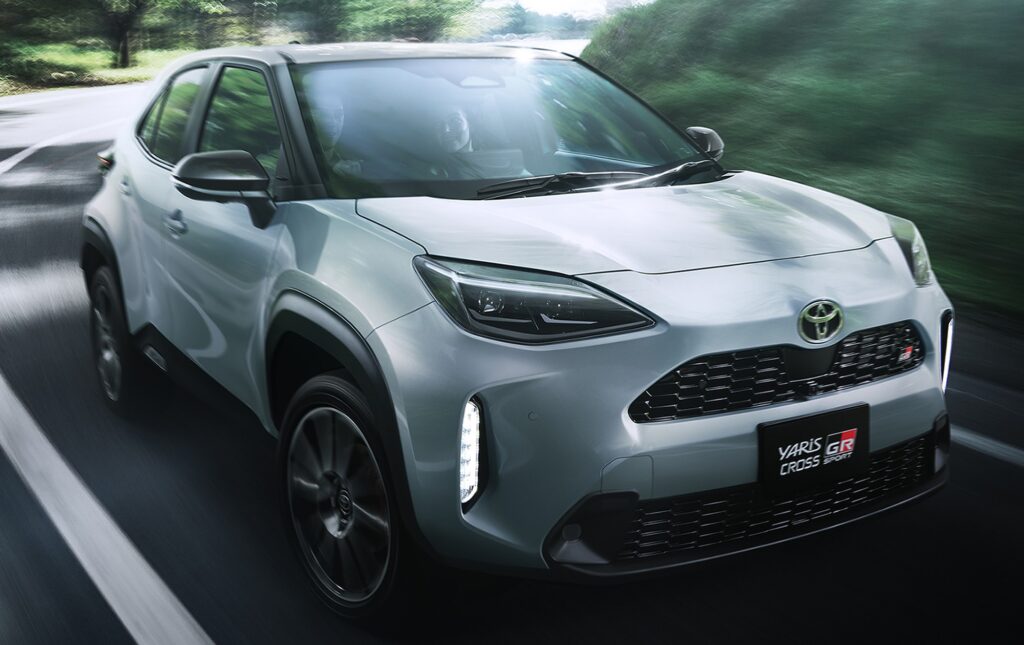 新型【ヤリスクロス】マイナーチェンジいつ？2026年価格 2,126,300円～3,355,000円、GR SPORTはZ“Adventure”より52,800円～61,600円高い【トヨタ最新情報】GR SPORT 一部改良 2026年8月3日発売